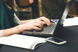 Um dos 8 Erros Comuns no Marketing de Afiliados, é criar posts superficiais ou apenas focados na venda do produto, esquecendo-se então de que o conteúdo de qualidade é o que realmente gera confiança e engajamento.
