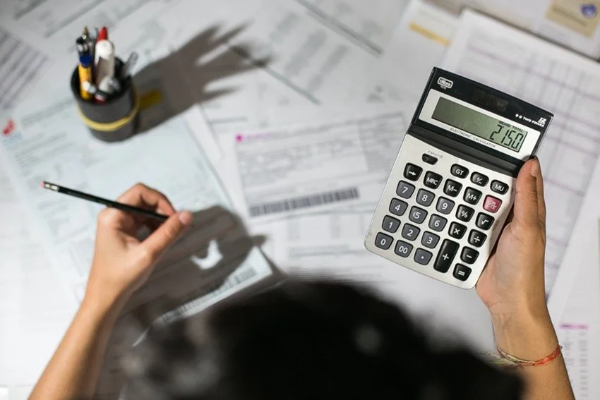 Mesmo que a proposta seja começar com pouco, é essencial ter controle financeiro desde o início. E calma, você não precisa ser um mestre dos números pra isso só precisa organizar o básico.