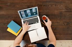 O Trabalho Online Home Office tem vários pontos positivos. Pra começar, tem a liberdade de horário, porque você organiza seu dia do seu jeito, o que é ótimo pra quem tem filhos, estuda ou simplesmente quer mais autonomia.