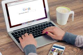 Além disso, por serem tão específicos, esses blogs têm menos concorrência nos buscadores como o Google, o que facilita o ranqueamento, ou seja, com boas estratégias de SEO, seu conteúdo pode aparecer no topo das buscas sem precisar investir rios de dinheiro em tráfego pago.
