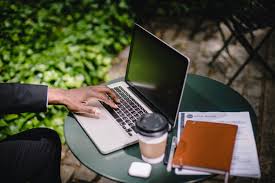 A Workana freelancer é basicamente um marketplace onde empresas e profissionais se conectam para fechar serviços digitais.